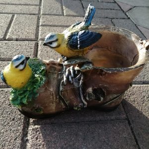Фигурное кашпо “Старый ботинок с синичками”